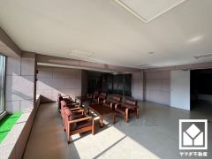 開放的なロビーには談話スペースを完備。くつろぎと気品が共存する、快適な住まい。