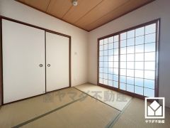 約7.5帖の和室です。バルコニーにつながるお部屋で、通風・陽当たり良好。