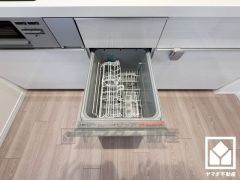 毎日の家事の負担を軽減でき、水道代の節約にもなる食器洗乾燥機付き。