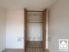 新たに家具を買わなくても良いので、ハンガーパイプ付きのクローゼットは嬉しいですね。奥行きがあるので、収納力も申し分ありません。