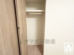 クローゼットは奥行きがあるので、収納力も申し分ありません。