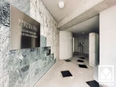 上質な素材と洗練されたデザインが織りなすエントランス。住まう人の誇りを感じさせる、優雅な迎えの空間。