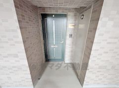 ドアのスリット窓から光が差し込み、外出時にも帰宅時にも、明るい気持ちになれる玄関です。