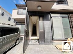 シンプルで洗練された玄関デザイン。帰るたびにホッとできる、心地よい住まいの入り口。