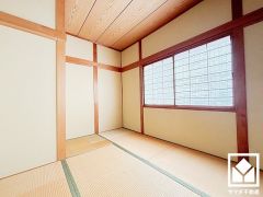 間取り図とはお部屋の形がやや異なっており、箪笥なども置いていただけるスペースがございます。