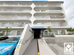 バリアフリーに配慮された、スロープ付きのエントランスアプローチ。