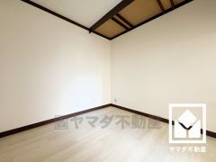 1階東側洋室です。独立した居室なのでプライベートな時間をゆったり過ごせそうです。