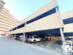 屋内バイク置き場も完備しており、雨や風、直射日光からお乗り物を守ることができます。（月額500円、50cc以下区画300円）