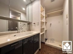 収納付きでスッキリお使い頂ける3面鏡の洗面台です。ワイドなカウンターで、忙しい朝でも身支度がしやすく時短になります。