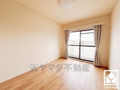 約6帖の洋室です。バルコニーにつながるお部屋で、通風・陽当たり良好。