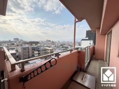 9階建て6階部分で前面に視界を遮る高い建物がなく、開放的な景色が広がります。