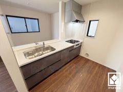 カウンターキッチンなので配膳や片付けがしやすく、お料理中でもお子様の様子が分かって安心です。キッチン横には窓がございますので、昼間は手元が明るく、お料理がはかどります。