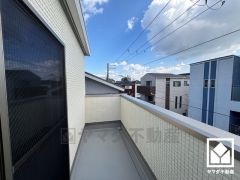 南向きバルコニーで陽当たり、風通し良好。2階と3階に1か所ずつバルコニーがございますので、お洗濯物をたっぷりと干す事ができます。