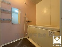 1日の疲れを癒す浴室でゆったりリフレッシュ。清潔感あふれる空間で、毎日のバスタイムをより快適に。