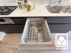 毎日の家事の負担を軽減でき、水道代の節約にもなる食器洗乾燥機付き。