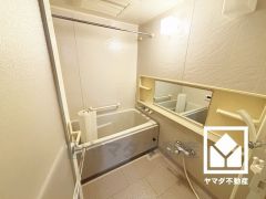 清潔感あふれる空間で、毎日のバスタイムをより快適に。真冬の寒い浴室を暖かく、また雨の日の洗濯物の乾燥にと多用途に活躍する浴室暖房乾燥機付きです。