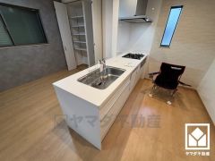 カウンターキッチンなので配膳や片付けがしやすく、お料理中でもお子様の様子が分かって安心です。