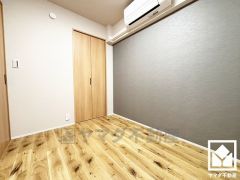 アクセントクロスを取り入れたデザイン性の高い洋室で、リラックスしたひとときを過ごせます。