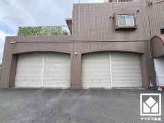 シャッター付き駐車場を完備しており、盗難やいたずらを防止します。重い荷物や雨の日の移動もスムーズで、快適なカーライフを実現。空き状況等は弊社スタッフまでお気軽にお問い合わせください。