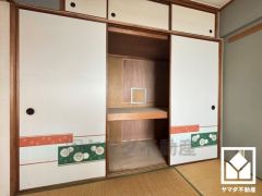 ゆとりのある押入れには、ご家族の季節の衣類などを収納して頂けます。