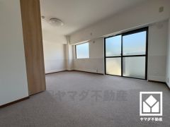 約9.6帖の洋室です。お子様がご兄弟で使われるお部屋としても十分な広さがございます。