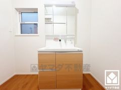 収納付きでスッキリお使い頂ける3面鏡の洗面台です。洗面ボウルが広めなので、忙しい朝でも身支度がしやすく時短になります。