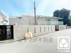 キッチンはカウンター付きの対面式。配膳や片付けがしやすく、お料理中でもお子様の様子が分かって安心です。