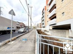 約6帖の和室はリビングに隣接しており一体利用も可能です。子どもの遊び場、お昼寝スペース、家族のくつろぎ空間にも。和室があると、暮らしの幅がぐんと広がる。