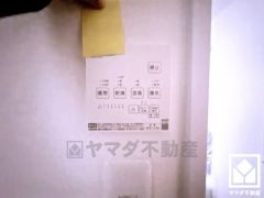 浴室暖房乾燥機付き。真冬の寒い浴室を暖かく、また雨の日の洗濯物の乾燥にと多用途に活躍する機能です。