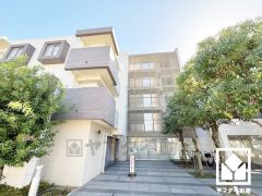 キッチンは空間を有効活用できる壁付けタイプ。L型なので作業動線が最短距離で効率良く動けます。コーナー部分の作業スペースをより広く確保できているのも魅力です。