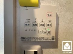 浴室暖房乾燥機付き。真冬の寒い浴室を暖かく、また雨の日の洗濯物の乾燥にと多用途に活躍する機能です。