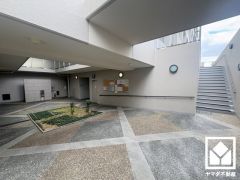 開放的で落ち着いたロビーが、心を癒すひとときを演出。くつろぎと気品が共存する、快適な住まい。