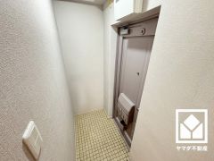 シンプルで洗練された玄関デザイン。帰るたびにホッとできる、心地よい住まいの入り口。