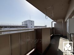 南東向きバルコニーで陽当たり、風通し良好。奥行きがあり広々としているため、お洗濯物をたっぷりと干す事ができます。