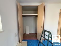 クローゼットは奥行きがあるので、収納力も申し分ありません。お洋服はもちろん、スーツケースなどの大物もしっかり収納できます。