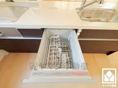 毎日の家事の負担を軽減でき、水道代の節約にもなる食器洗乾燥機付き。