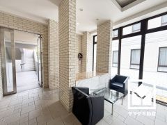 エントランスから始まる、快適な暮らし。オートロック完備の防犯性とデザイン性を両立した、安心の住まい。