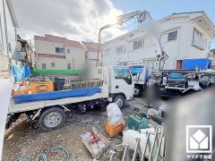駐車スペースを並列2台分確保。重い荷物や雨の日の移動もスムーズで、快適なカーライフを実現。来客時にも便利です。