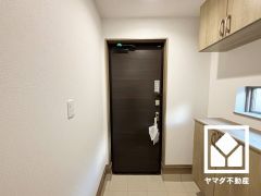 玄関は断熱ドアとなっております。室内へ出入りする熱の多くがドアからとなっており、断熱ドアを設置することで熱の出入りを抑止し、室内温度を安定させます。