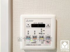 浴室暖房乾燥機付き。真冬の寒い浴室を暖かく、また雨の日の洗濯物の乾燥にと多用途に活躍する機能です。