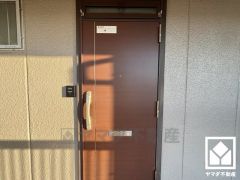 シンプルで洗練された玄関デザイン。帰るたびにホッとできる、心地よい住まいの入り口。