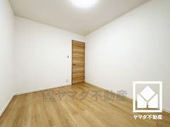 約6帖の2階南側洋室です。お子様のお部屋などにも丁度良い広さです。全居室6帖のゆとりある居住空間?で、広々お使いいただけます。