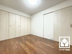 隣の洋室とは続き間になっており、一体利用も可能です。