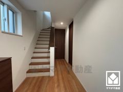 シンプルで洗練された玄関スペース。帰るたびにホッとできる、心地よい住まいの入り口。