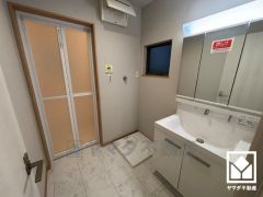 収納豊富でスッキリお使い頂ける3面鏡の洗面台です。洗面ボウルが広めなので、忙しい朝でも身支度がしやすく時短になります。