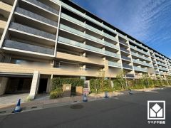 収納力豊富なウォークインクローゼット付き。お洋服はもちろん、スーツケースなどの大物もしっかり収納できます。