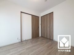 約5.5帖の洋室3です。お子様のお部屋などにも丁度良い広さです。