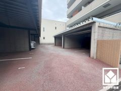敷地内に駐車場を完備（月額13000円）。現在、駐車場に空きがございます。空き状況は変動いたしますので、詳細は弊社スタッフまでお気軽にお問い合わせください。