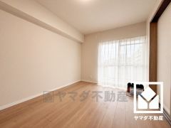 約6.1帖の洋室です。バルコニーにつながるお部屋で、通風・陽当たり良好。