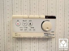 温水洗浄便座付きで、季節を問わずいつでも温かい便座をお使いいただけます。（リフォーム前の写真です）